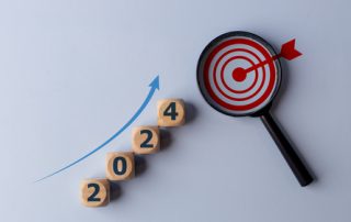 Imagem com número 2024 ao lado de uma seta de crescimento e um símbolo de alvo, simbolizando o crescimento em marketing