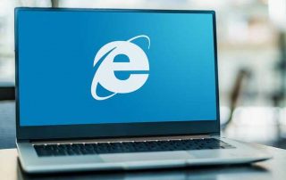 Computador com o logo do Internet Explorer